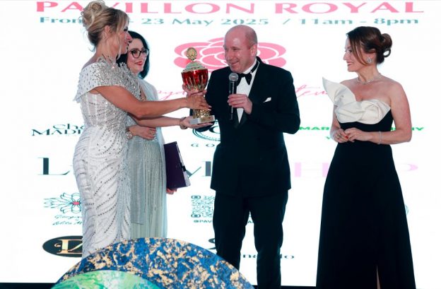 Marvin Schertl vom Luxusmöbelhersteller Casa Padrino nimmt während der Filmfestspiele in Cannes 2025 im Pavillon Royal den internationalen Designpreis entgegen. Überreicht wird der Award von Moderatorin Alina Kremss und Veranstalterin Anna Stukkert, während Dr. Sina Schertl die Szene begleitet.