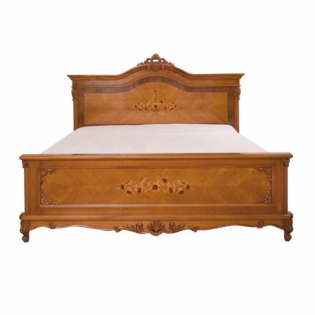 Casa Padrino Luxus Barock Doppelbett aus braunem Massivholz mit kunstvoll verziertem Kopfteil für exklusive Schlafzimmer im klassischen Barockstil.